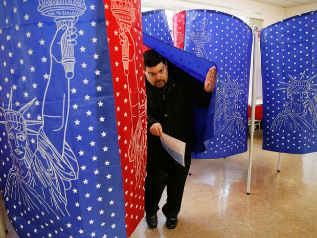 Eleitor deixa cabine de votação das primárias presidenciais em Manchester, New Hampshire (Foto: REUTERS/Jim Bourg)