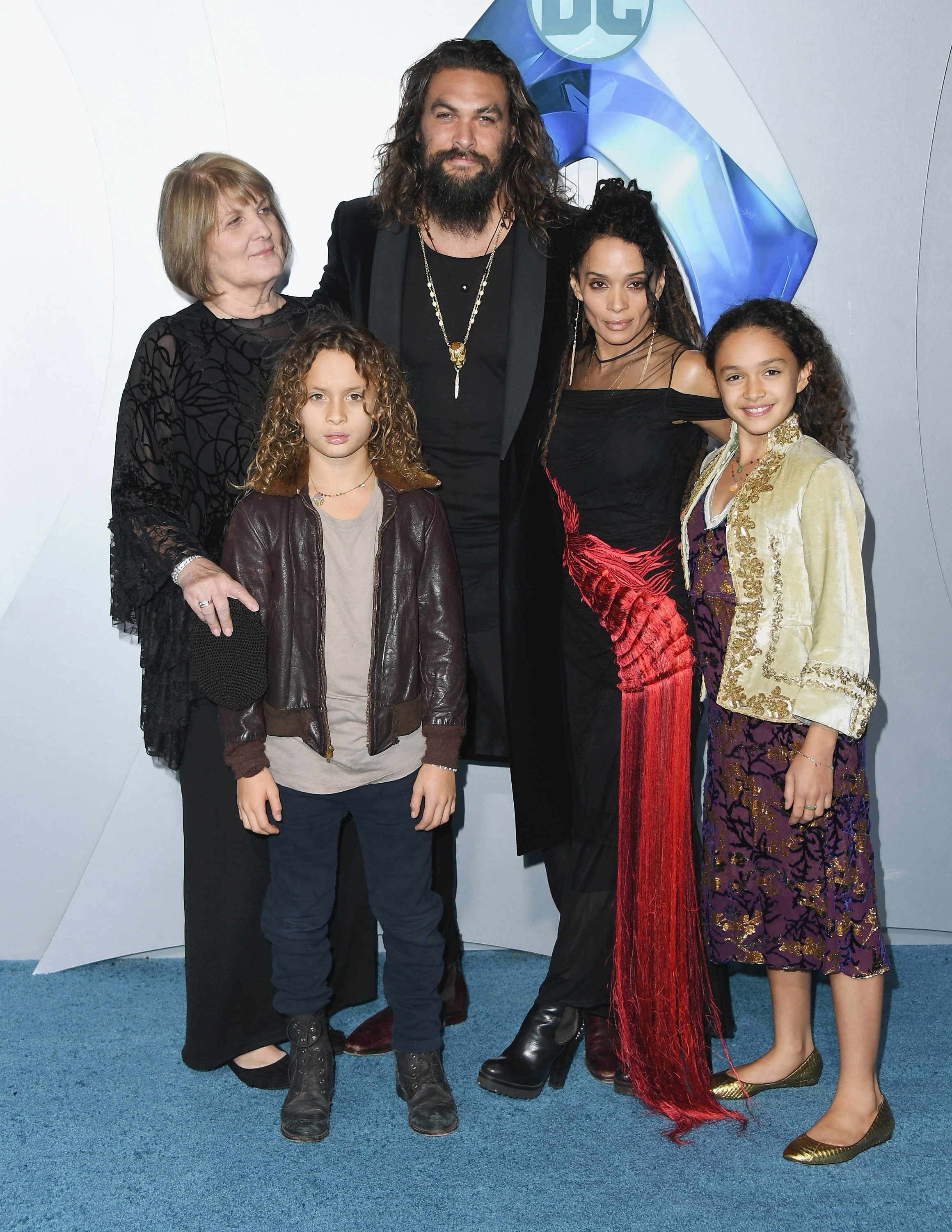 O ator Jason Momoa com a mae, os filhos e a esposa no lançamento de Aquaman (Foto: Getty Images)