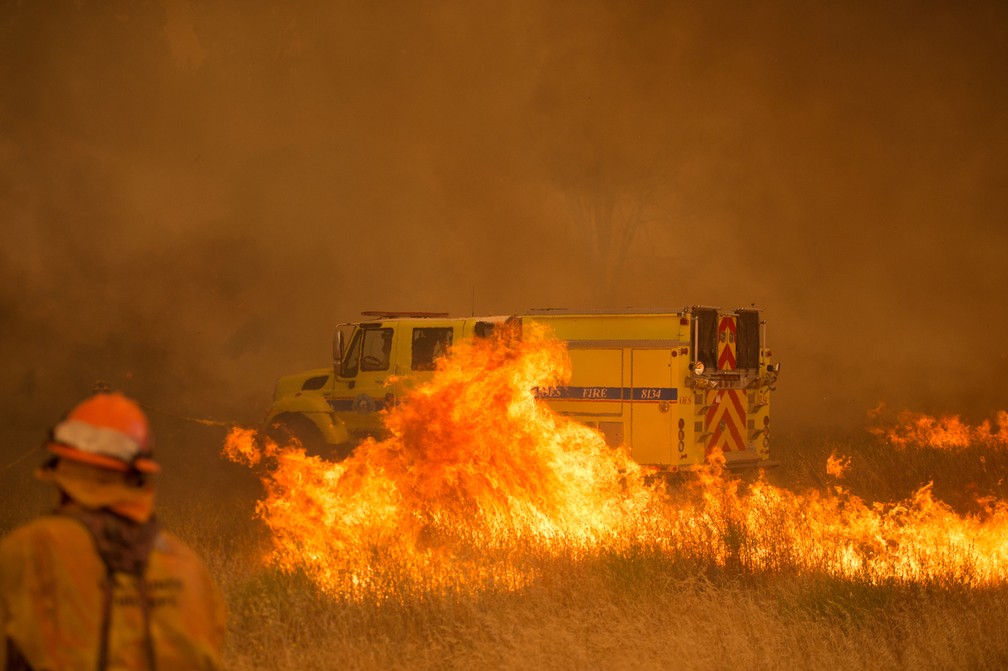 Fogo se espalha na região de Clearlake Oaks, na Califórnia, neste domingo (1) (Foto: Josh Edelson/AFP)