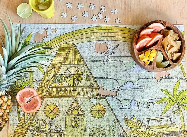 Composição divertida criada pelo perfil Surf Shack Puzzles com quebra-cabeça, peças soltas e frutas  (Foto: Reprodução / Instagram)