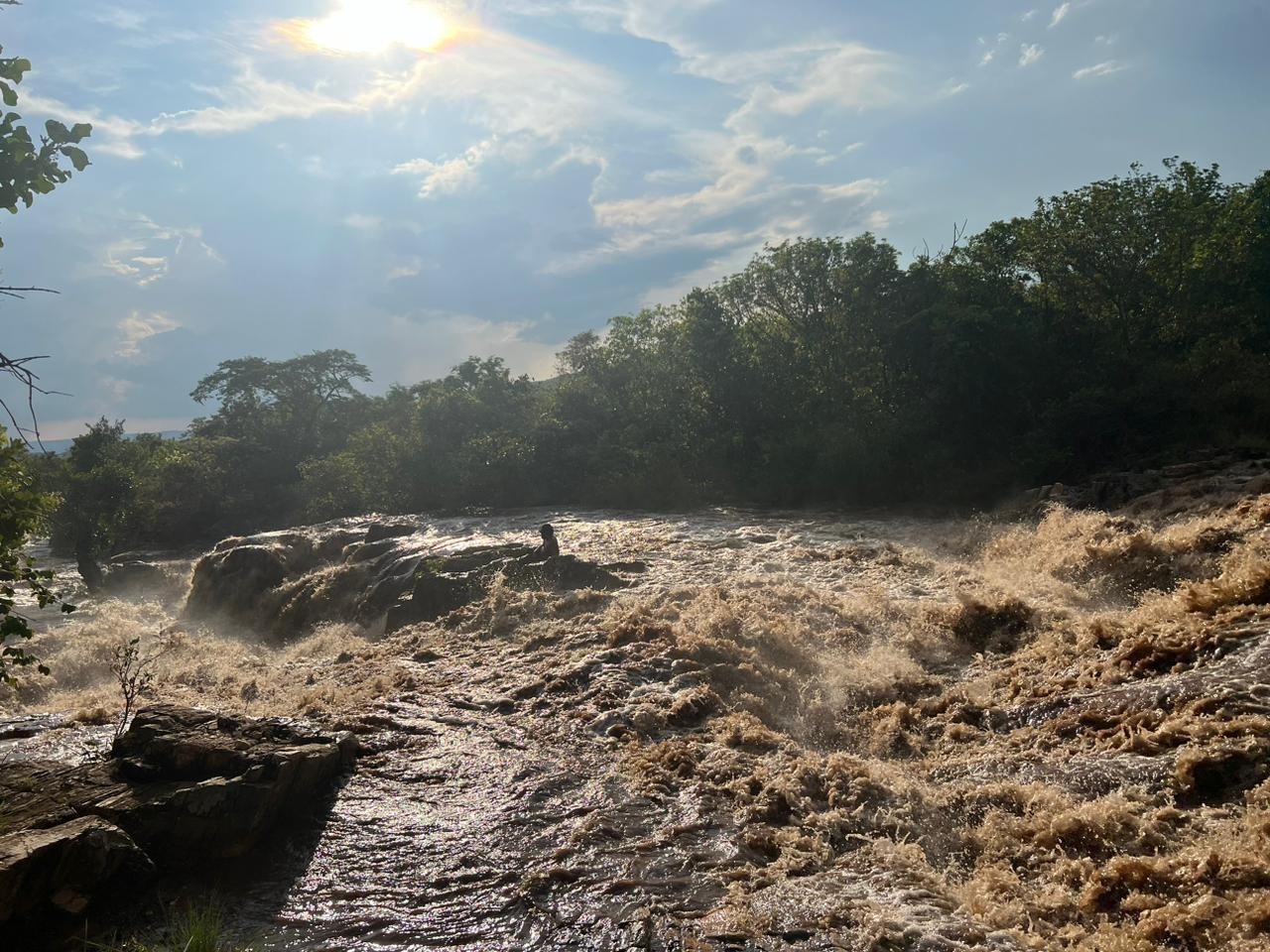 Homem fica ilhado em pedra após tromba d'água atingir cachoeira em MG; ASSISTA resgate 