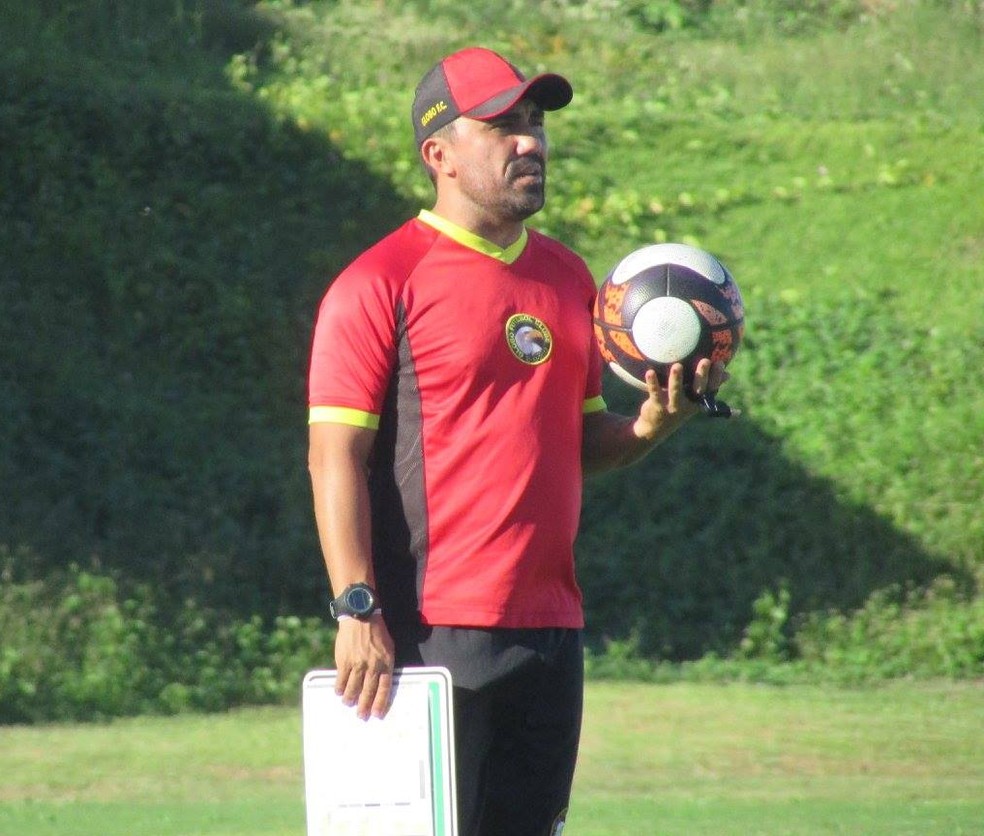 Luizinho Lopes acerta os últimos detalhes no Globo FC para a estreia na Série D contra o Parnahyba (Foto: Rhuan Carlos/Divulgação)