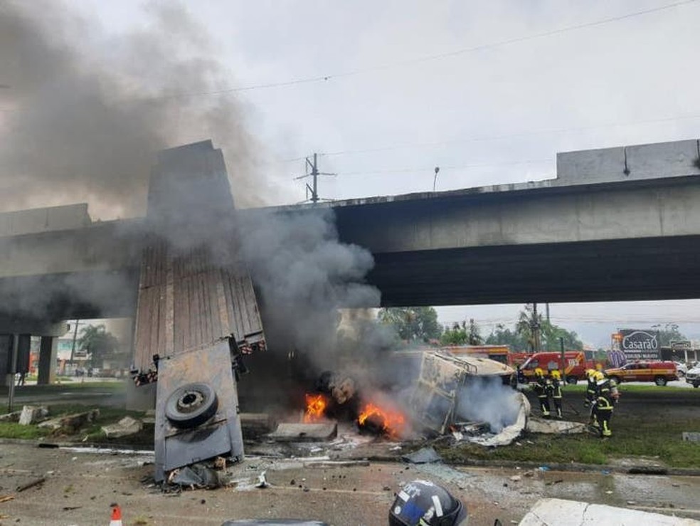 Caminhão caiu de um viaduto no Km 216,1 da BR-101 — Foto: Corpo de Bombeiros/ Divulgação