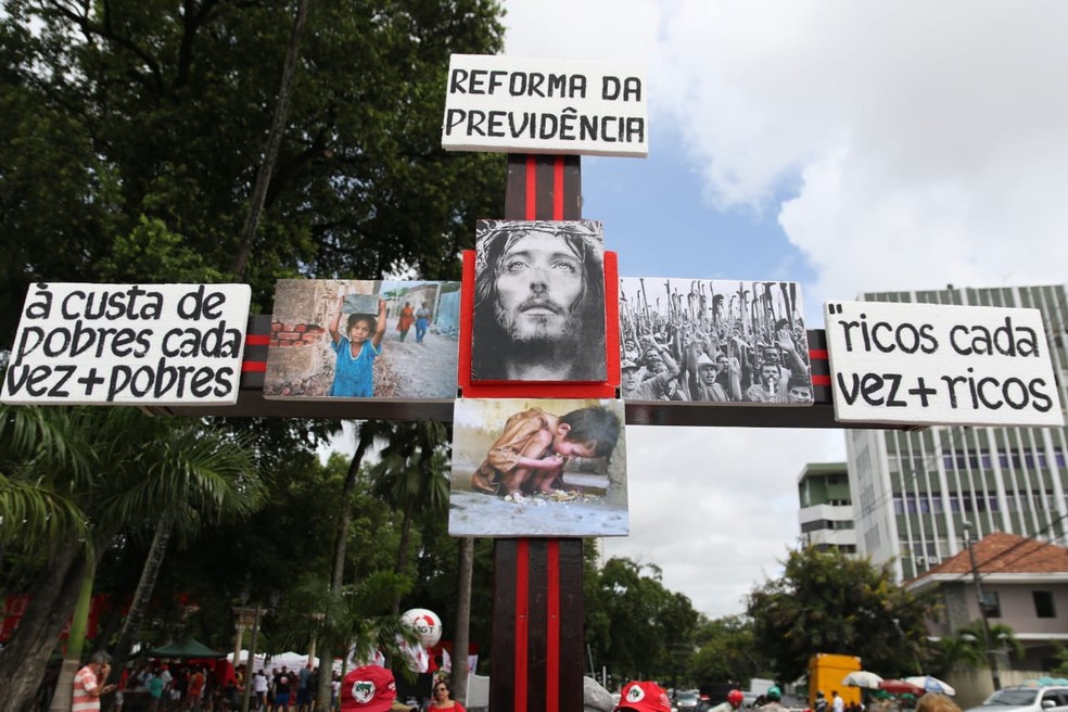 Reforma da Previdência foi criticada durante ato de centrais sindicais, nesta quarta-feira (1º), Dia do Trabalhador, no Recife — Foto: Marlon Costa/Pernambuco Press