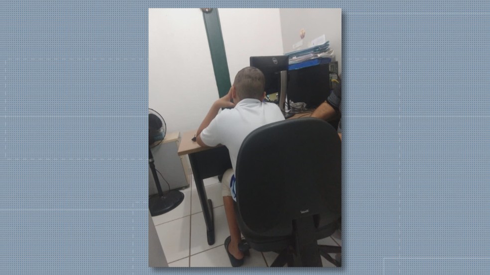 Jovem de 12 anos com cabeça raspada — Foto: Reprodução/TV Globo