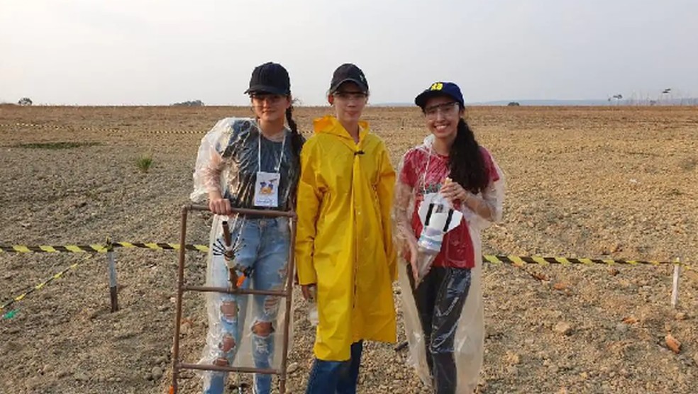 Alunas do ensino médio durante a Mostra Brasileira de Foguetes — Foto: Reprodução