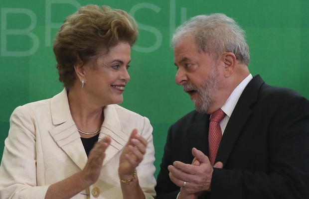 A presidente Dilma Rousseff conversa com Luiz Inácio Lula da Silva durante sua posse como ministro, que depois seria anulada pelo STF (Foto: Lula Marques/Agência PT)