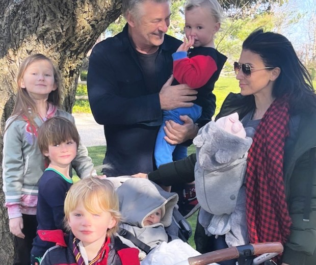 Hilaria Baldwin e Alec Baldwin com os seis filhos (Foto: Reprodução/Instagram)