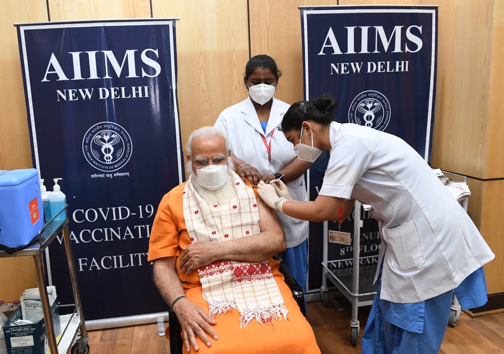 O primeiro-ministro da Índia, Narendra Modi, toma a segunda 2ª da vacina contra a Covid-19 e diz que 'a vacinação é uma das poucas maneiras de derrotar o vírus' — Foto: Twitter/Narendra Modi