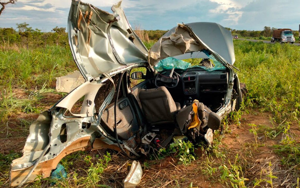 Veículo ficou destruído após acidente (Foto: Edivaldo Braga/Blogbraga)