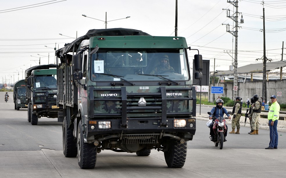 Agentes de segurança chegam à Penitenciária do Litoral após tumulto, em Guayaquil, Equador, 14 de abril de 2023. — Foto: REUTERS/Vicente Gaibor del Pino