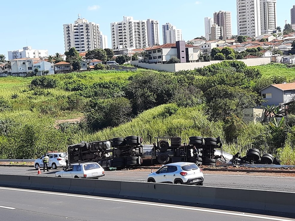 Carreta com leite tombou no acostamento na SP- 294 em Marília (SP) na manhã desta terça-feira (15) — Foto: Anderson Camargo/ TV TEM
