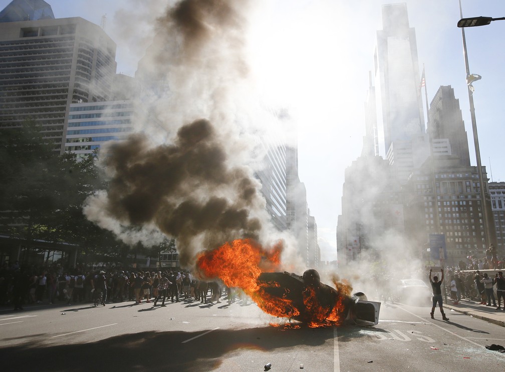 Manifestantes incendeiam viatura policial em Filadélfia, nos EUA, neste sábado (30) — Foto: Yong Kim/The Philadelphia Inquirer via AP