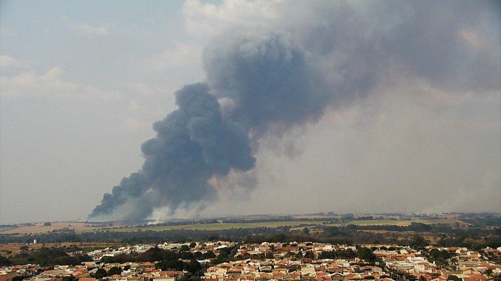 Incêndio em vegetação atingiu 400 mil metros quadrados e formou nuvem gigante de fumaça em Junqueirópolis — Foto: TV Fronteira