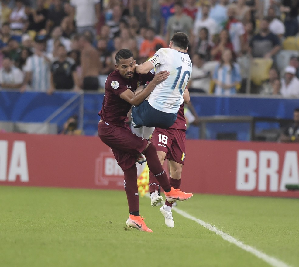 Messi foi vítima da dura marcação dos venezuelanos — Foto: André Durão