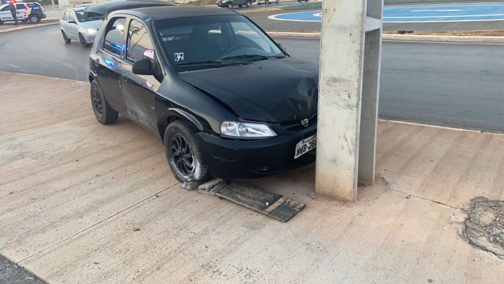 O motorista atingiu um poste e conseguiu fugir a pé em Cuiabá — Foto: Divulgação