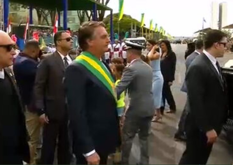 O presidente Jair Bolsonaro cumprimentou o público antes do desfile do 7 de Setembro, na Esplanada dos Ministérios, em Brasília — Foto: Reprodução/TV Globo