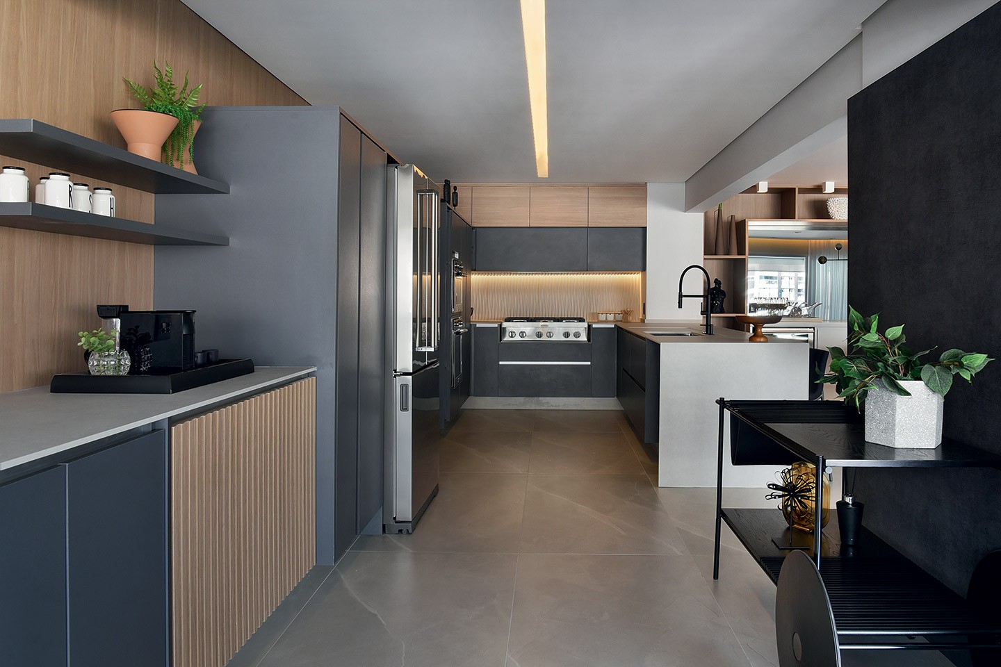 Apartamento de 234 m² aposta em integração e móveis sinuosos  (Foto: Sidney Doll/divulgação)