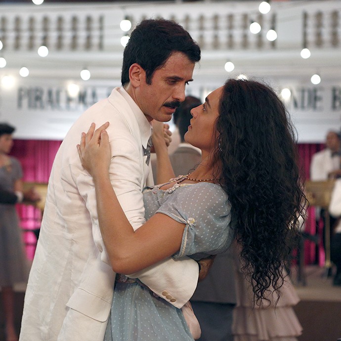 Filomena conhece Ernesto no baile e dança tango com ele (Foto: Inácio Moraes/Gshow)