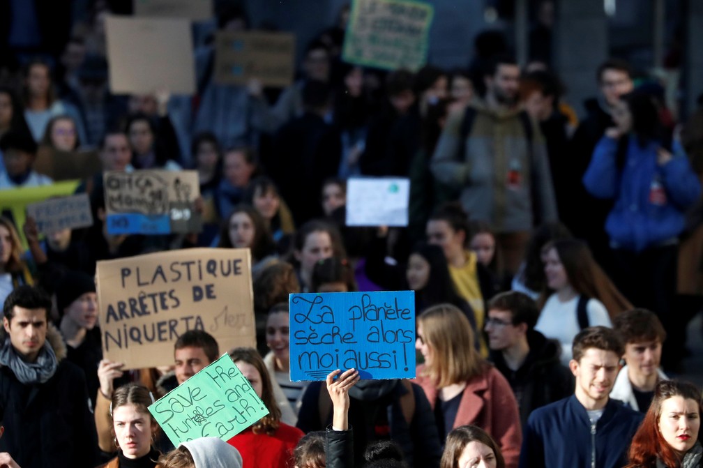 Em Nantes, houve protestos contra o consumismo gerado pela data  — Foto: Stephane Mahe/Reuters