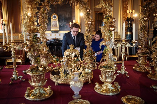 WINDSOR, ENGLAND - NOVEMBER 23: Employees pose by the table in the State Dining Room which has been decorated for the Christmas period with silver-gilt pieces from the Grand Service on November 23, 2017 in Windsor Castle, England. The Windsor Castle State (Foto: Getty Images)