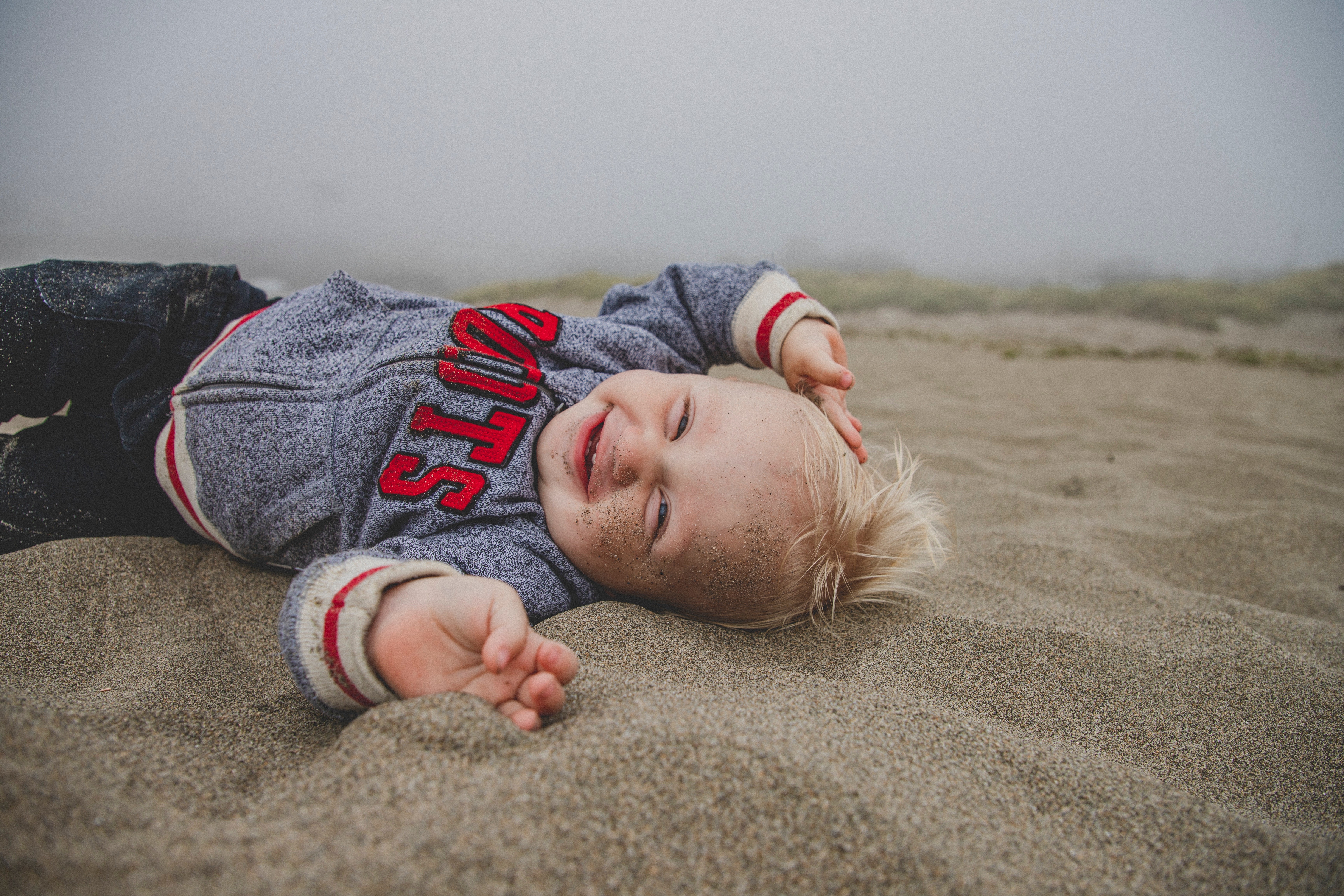 Bebê na areia (Foto: Natasha Babenko/Pexels)
