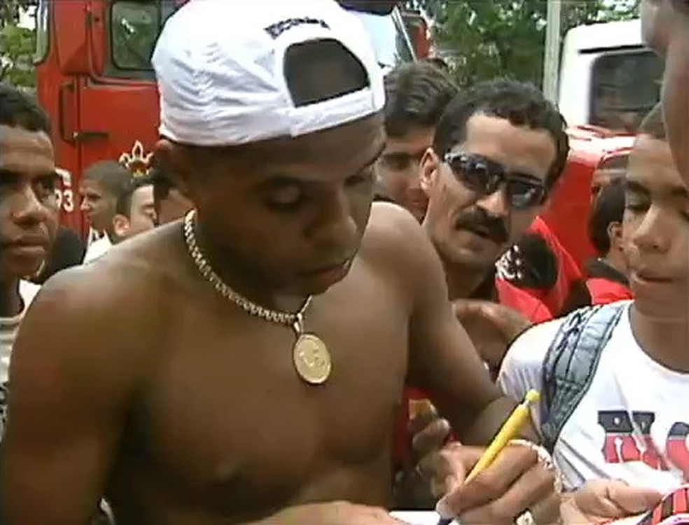 O jovem Lê, com 20 anos, distribuindo autógrafos na carreata do título em 1999 — Foto: Reprodução / TV Globo