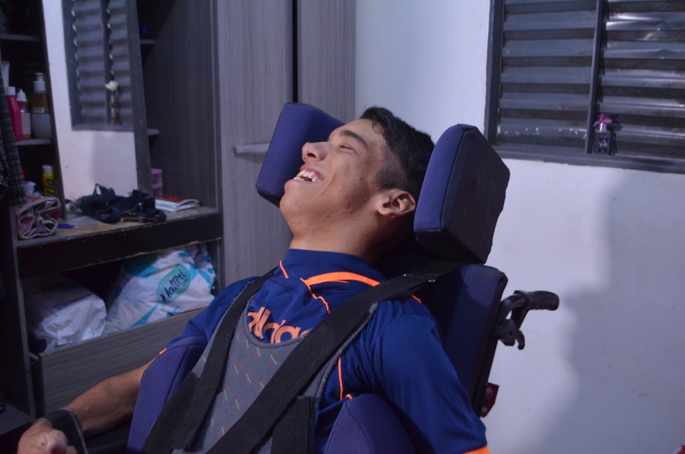 Mateus Barros usa cadeira de todas adaptada para locomoção diária — Foto: John Pacheco/G1