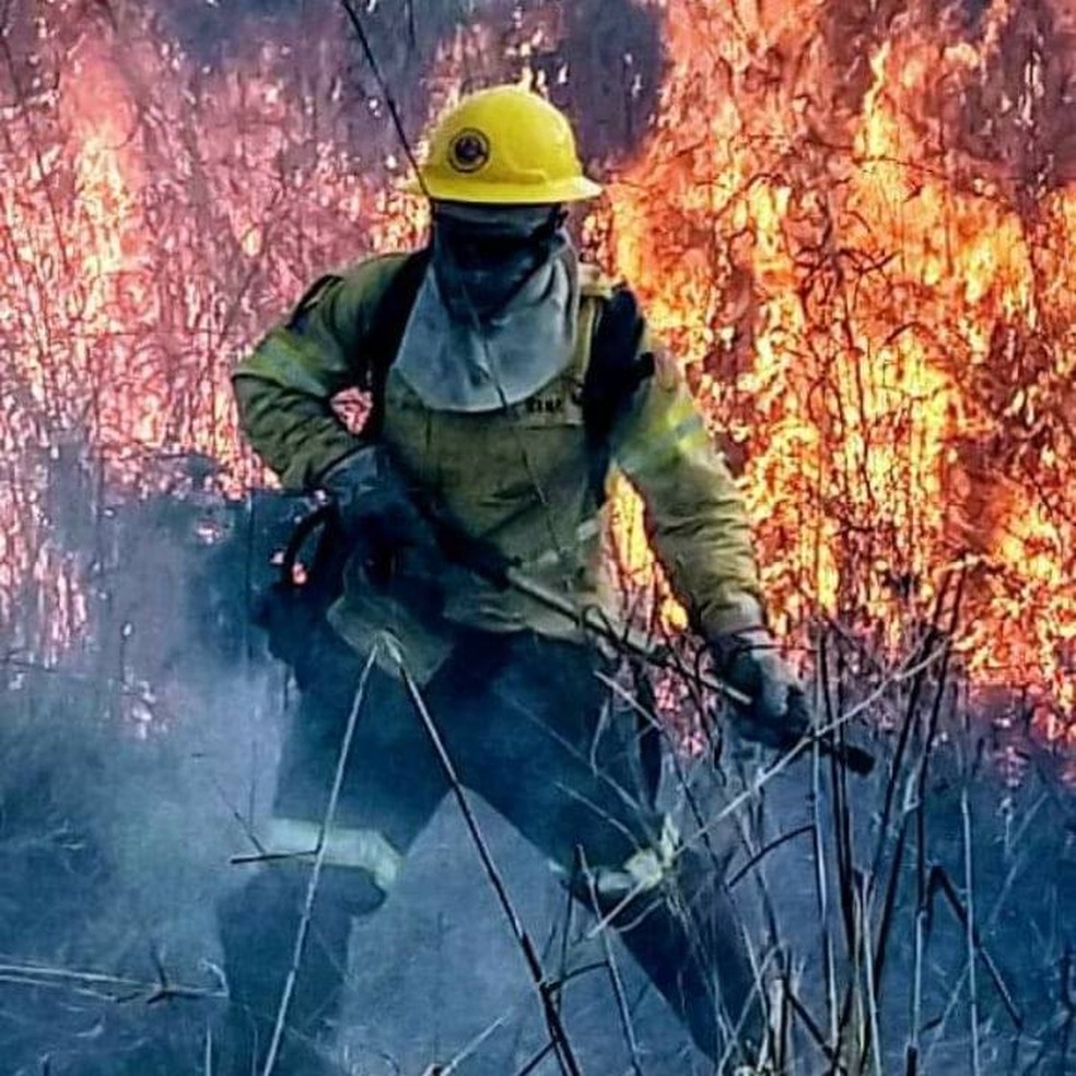 Brigadista do DF Valmir Silva em combate à incêndio — Foto: Arquivo pessoal