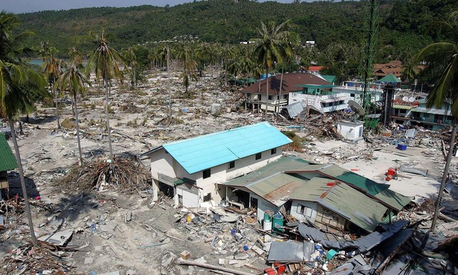 Destruição deixada pela tsunami em resort na ilha de Phi Phi, na Tailândia