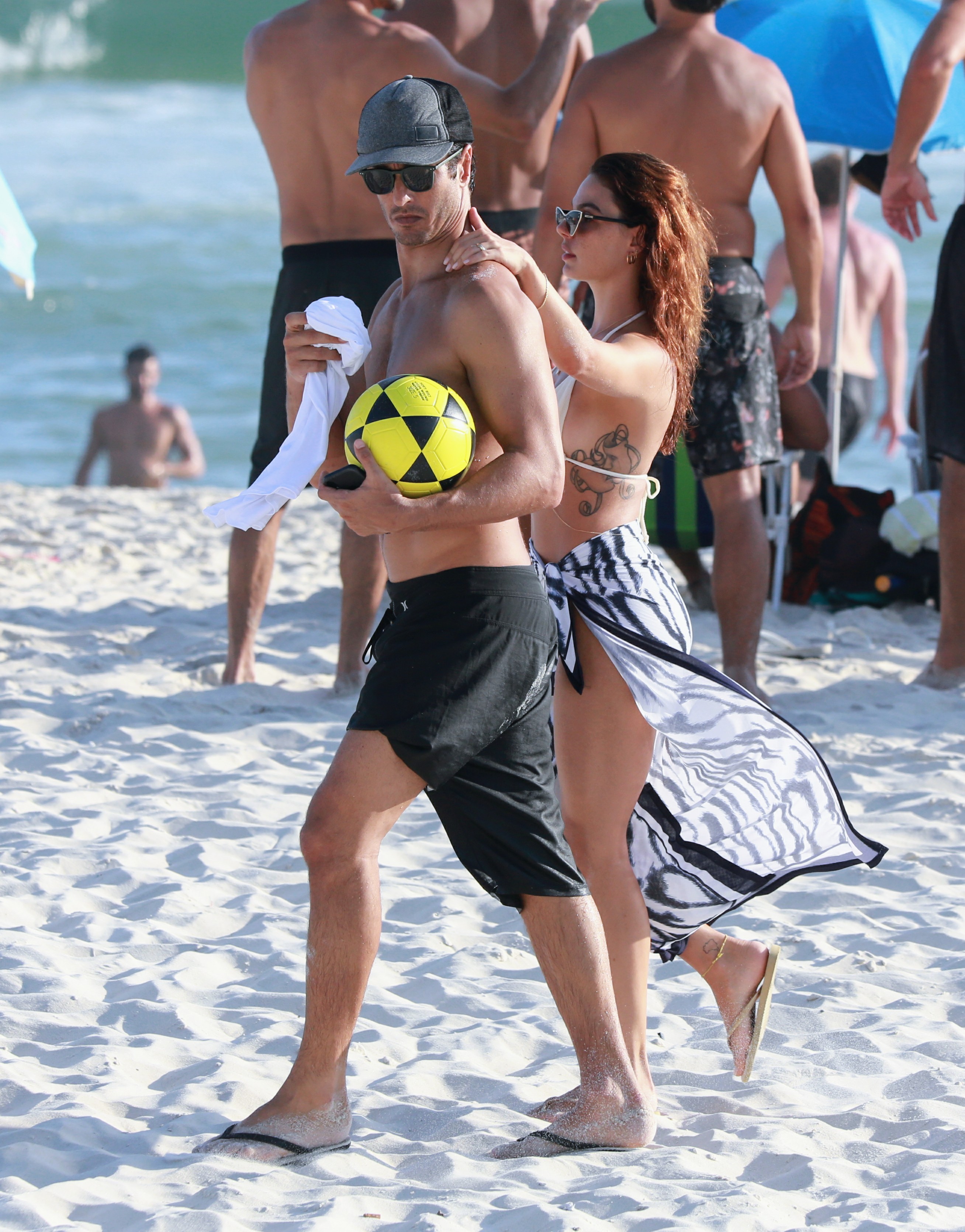 Isis Valverde e André Resende curtem dia de praia (Foto: Dilson Silva/AgNews)