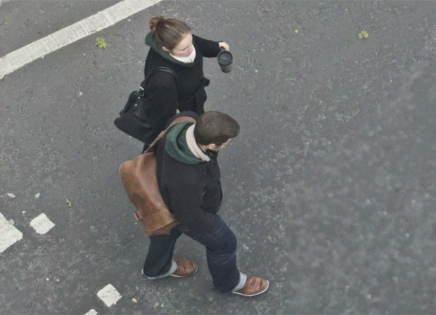 Nas ruas mais próximas à BT Tower, de onde as fotos foram feitas, é possível ver pedestres em detalhe, como o casal acima (Foto: Reprodução)