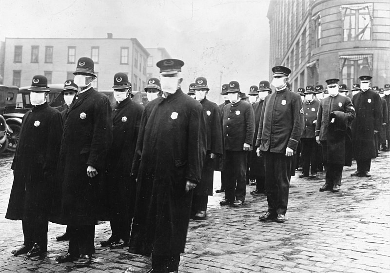 Policiais de Seattle vestindo máscaras cirúrgicas durante a pandemia de 1918 (Foto: Wikimedia Commons)