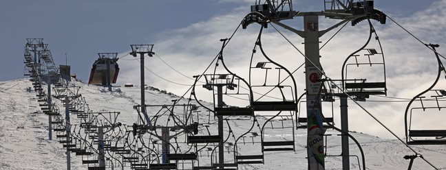 Teleférico é visto vazio na estação de esqui Mzaar, fechada devido à falta de neve, a nordeste de Beirute — Foto: JOSEPH EID / AFP