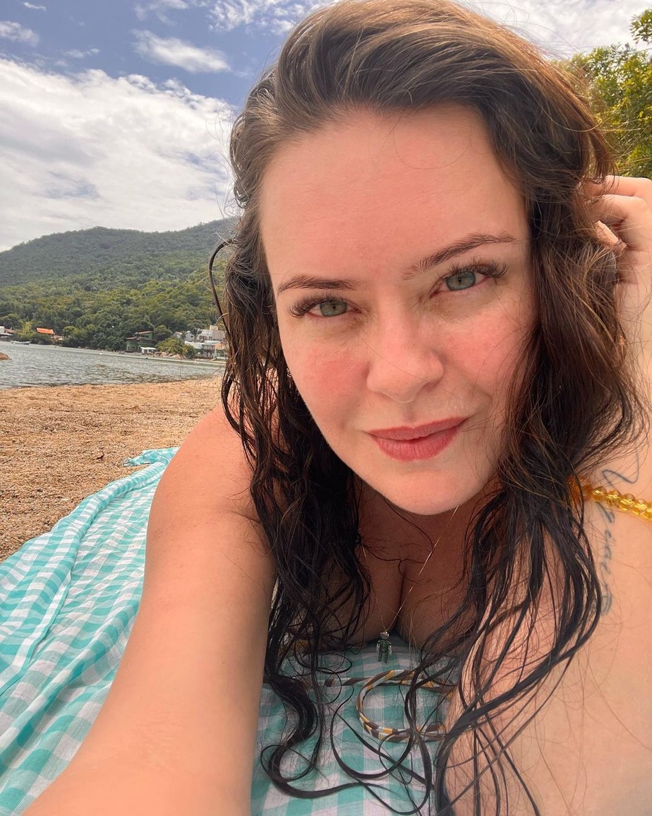 Na praia, Mari Bridi fala sobre últimos dias de férias: 'Inimiga do fim'