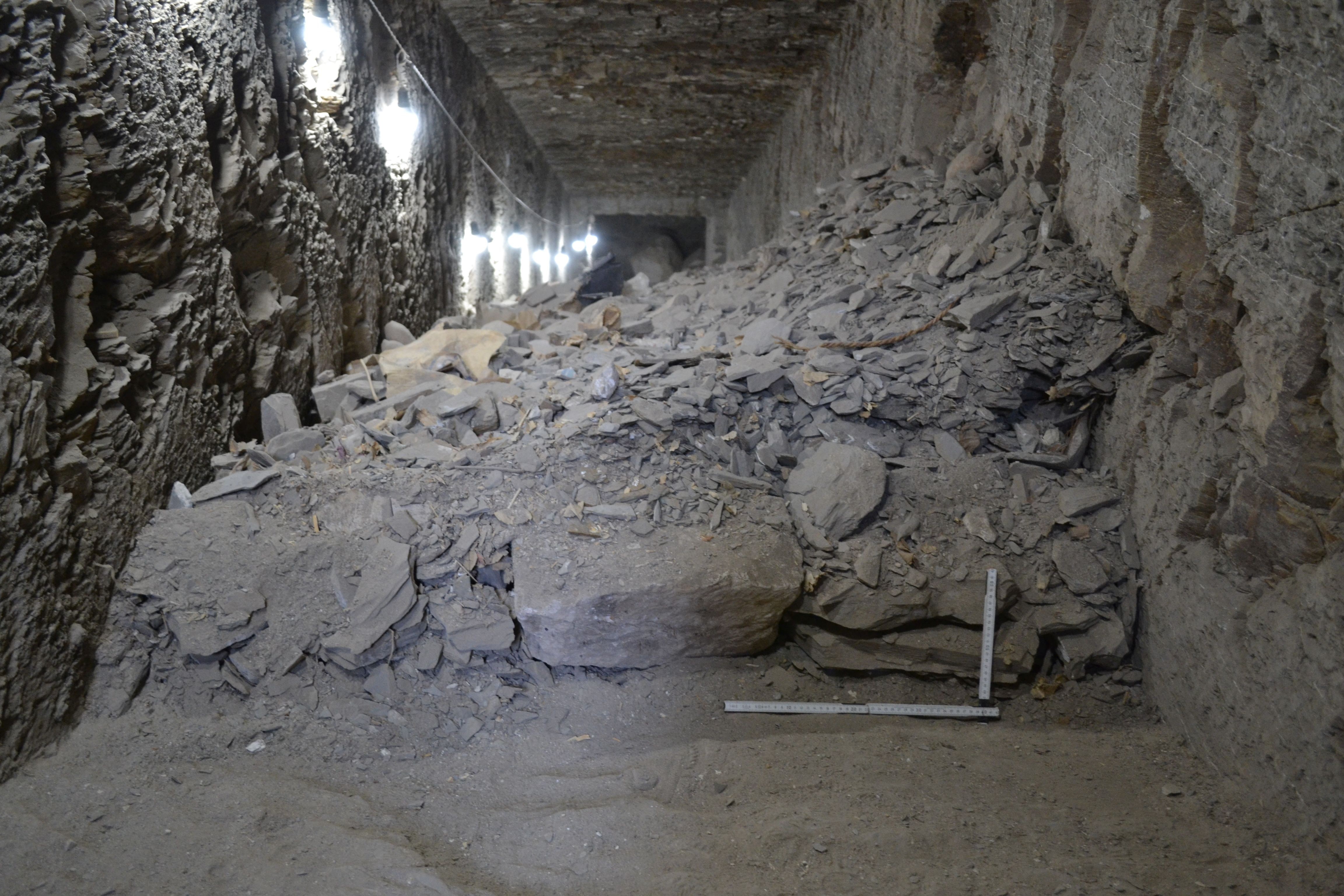 Arqueólogos fazem centenas de achados em tumba sob templo de Hatshepsut (Foto: P. Chudzik)