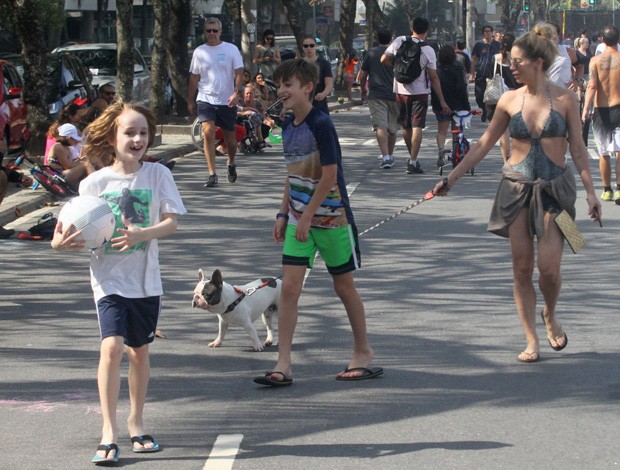 Danielle Winits e os filhos em dia de praia (Foto: AgNews)