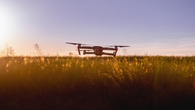 Drone sobrevoa plantação ; agronegócio ; agrotech ; agtech (Foto: Pexels)