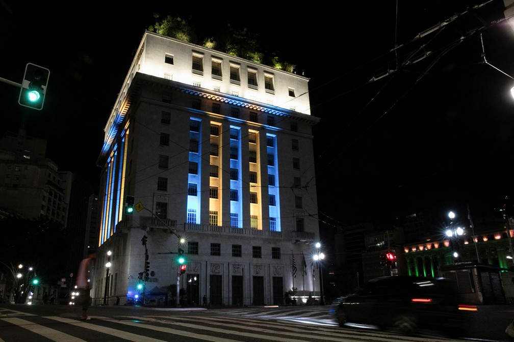  28 de fevereiro - Sede da Prefeitura de São Paulo é iluminada com as cores da Ucrânia durante a noite — Foto: Carla Carniel/Reuters