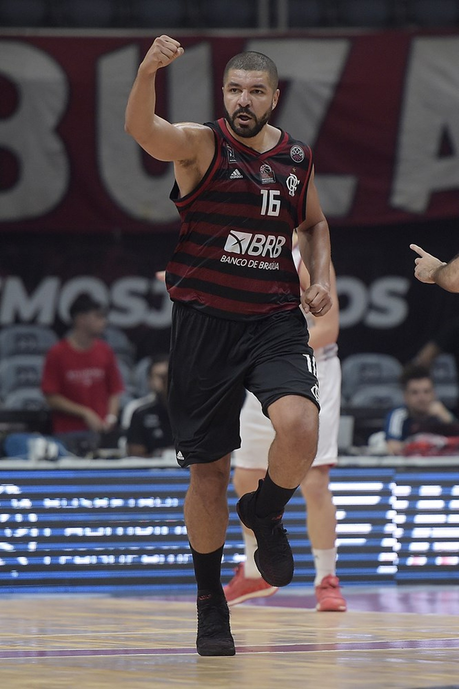 Com Gabigol na torcida, Flamengo vence de virada e vai à final da "Libertadores" do basquete