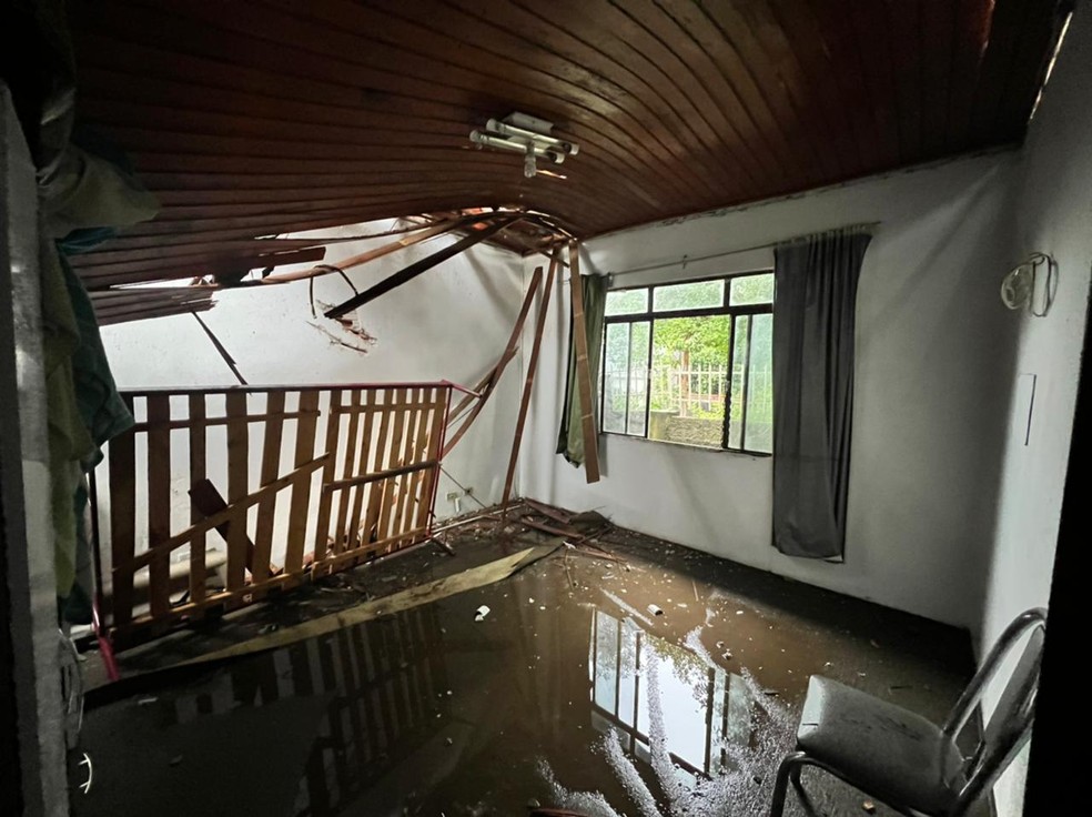 Forro de casa é danificado em Campos Novos — Foto: Allan Borges/NSC TV