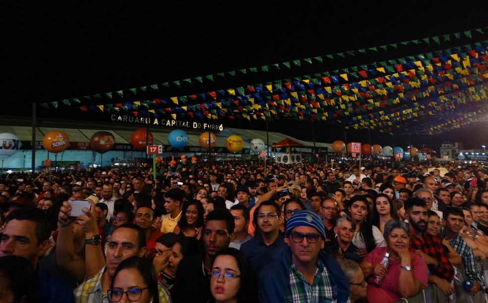 Milhares de pessoas acompanharam a primeira noite (Foto: Lafaete Vaz/G1)