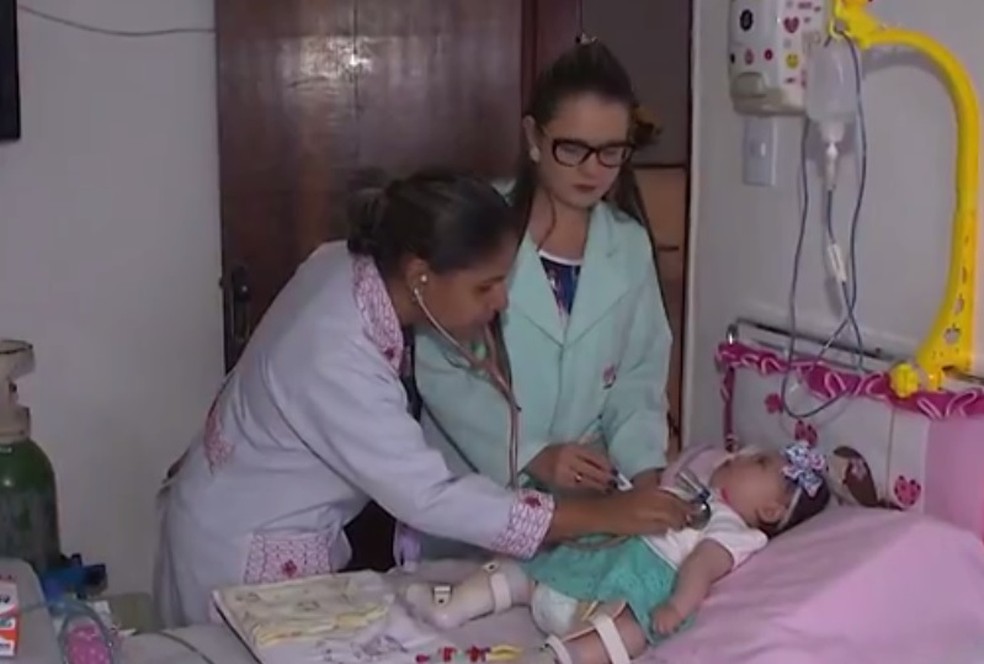 Equipe acompanha bebÃª em casa  â Foto: ReproduÃ§Ã£o/TV Bahia