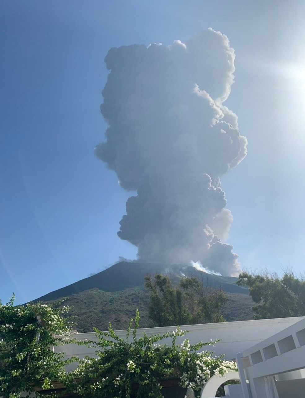 Vulcão entrou em erupção nesta quarta-feira (3) na ilha de Stromboli, na Itália. — Foto: Gernot Werner Gruber via Reuters