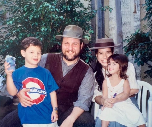 Antonio Calloni com o filho, Pedro Calloni, e Paloma Duarte com a filha Ana Clara Winter nos bastidores de Terra Nostra (Globo, 1999) (Foto: Arquivo pessoal)