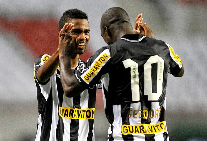 Seedorf e Cidinho comemoram gol do Botafogo contra o Resende (Foto: Fernando Soutello / Agif)