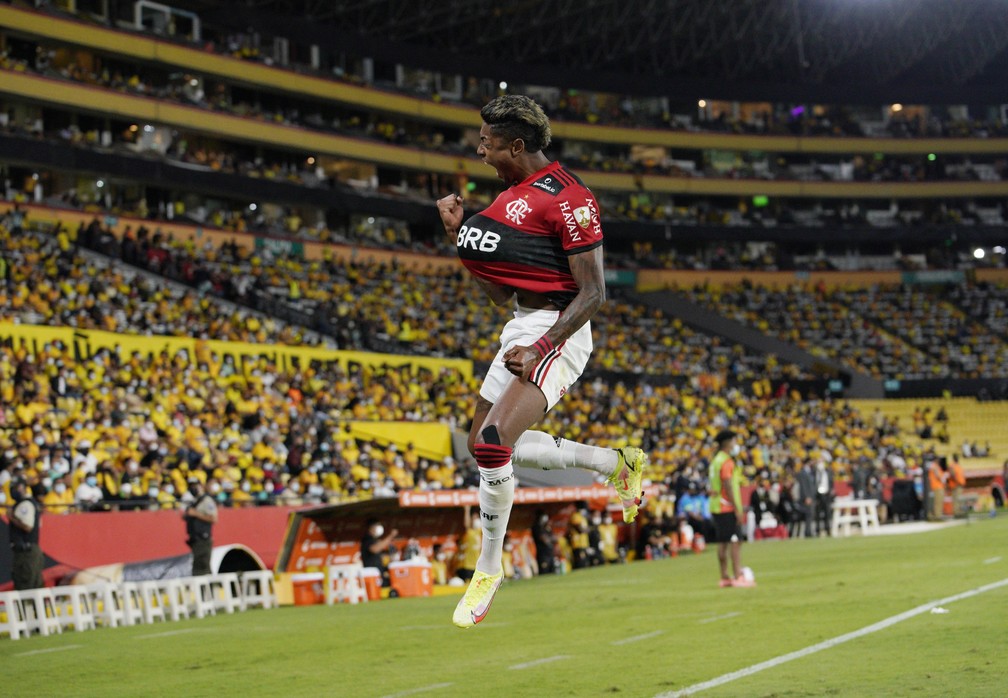 Bruno Henrique comemora em Barcelona-EQU x Flamengo &mdash; Foto: REUTERS/Santiago Arcos
