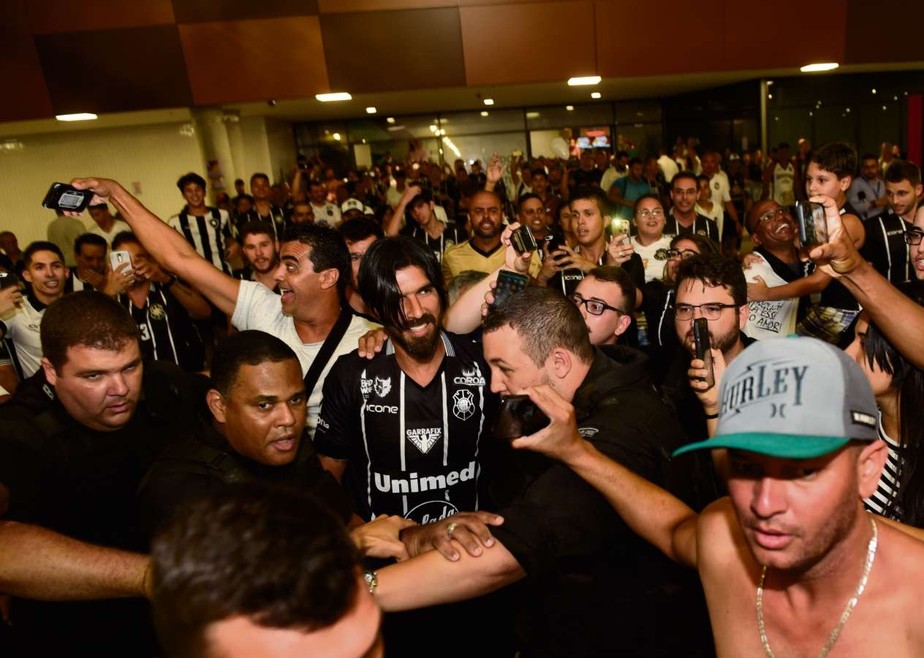 Apoteose Capa-Preta! Loco Abreu chega ao EspÃ­rito Santo e torcida do Rio Branco-ES vai ao delÃ­rio