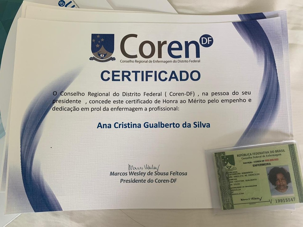 Ana Cristina Gualberto da Silva, de 45 anos, tem um câncer terminal e, sem poder concluir a faculdade recebeu título honorário de enfermeira, nesta quinta-feira (23) — Foto: Arquivo pessoal