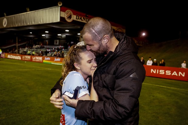 Jogadora de futebol Rhali Dobson é pedida em casamento por Matt Stonham (Foto: Getty Images)
